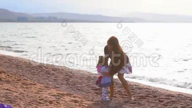 母亲和女儿在海边