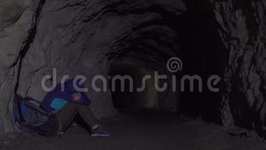 救援志愿者，在山洞里救一个迷路的游客