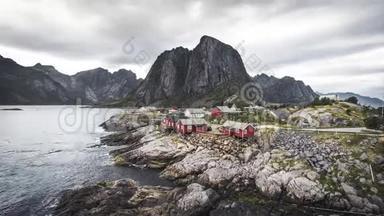 4k时间推移<strong>电影片段</strong>移动云时间推移传统的挪威渔民`小屋，罗布
