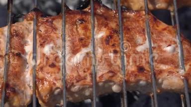 用木炭烤架上的金属<strong>串烧</strong>成美味多汁的猪肉牛排，带有芳香的火焰