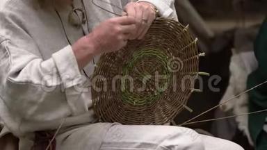 贴身匠<strong>人</strong>穿乡服制作柳条花篮的细枝.. 农村传统手工编织技术