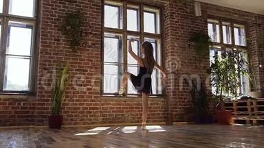 在现代芭蕾舞学校的教室里，专业的、经典的芭蕾舞演员练习芭蕾<strong>舞动</strong>作。优美