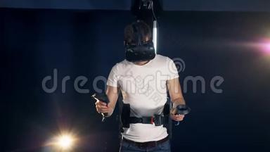 年轻人正在使用虚拟现实设备和移动的手。 虚拟现实耳机玩游戏360..