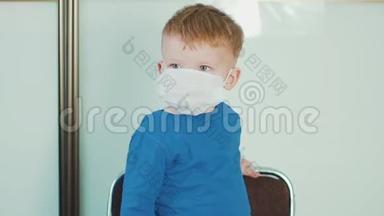 小男孩，医院里戴着医疗面具的孩子。 流行病、流感和预防疾病的概念