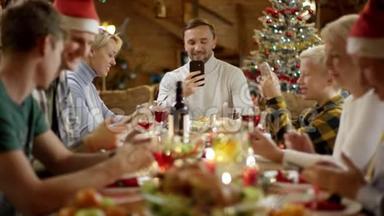 带智能手机的新年家庭晚会