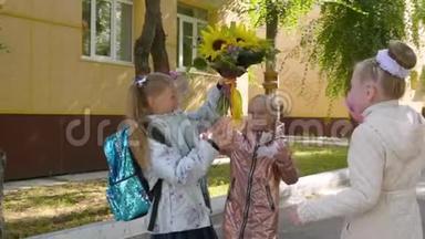 开课前，小学生们笑着玩花束