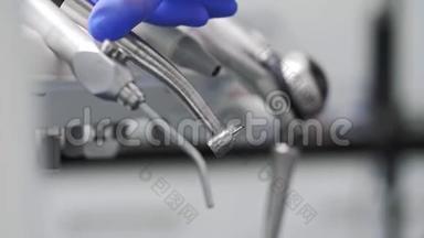 部分牙科医生在牙科治疗时使用牙科钻
