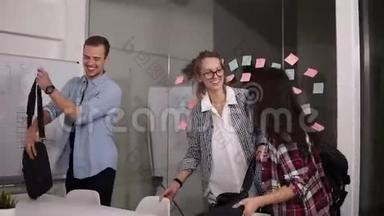 一群<strong>积极向上的</strong>年轻人带着书包、笔记本电脑和文件来上班时微笑着。 站立站立