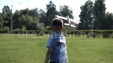 男孩在阳光明媚的天气在公园里发射一架玩具飞机，心情很好。 慢动作。 <strong>高清高清</strong>