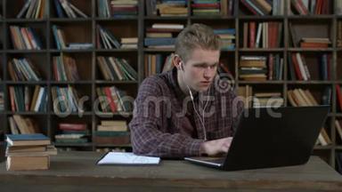 在家学习笔记本电脑的帅哥学生