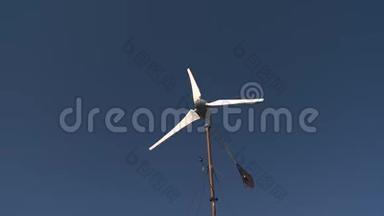 清洁风能发电.. <strong>高效</strong>风力涡轮机在蓝天上旋转