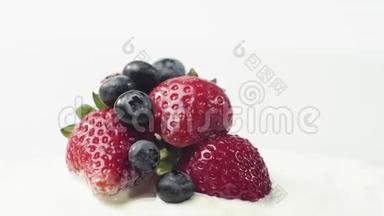新鲜健康食品。 酸奶和鲜奶油中的草莓和蓝莓。 <strong>鲜果</strong>加鲜奶油。 <strong>有机</strong>浆果。