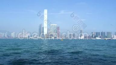 海滨的办公楼和摩天<strong>大楼</strong>。 城市建筑香港城市，中国。 平静的蓝色海湾和玻璃