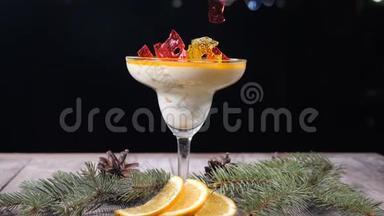 在装饰着杉树枝和<strong>柠檬片</strong>的木板上的玻璃碗中，可以看到<strong>美味</strong>的甜点