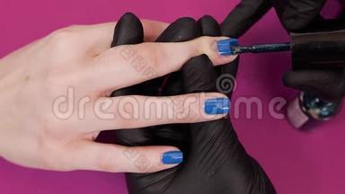 摩尼教把<strong>客户</strong>`指甲涂在红色<strong>背景</strong>上，涂上蓝色的指甲油，涂上化妆品和指甲，然后把指甲贴紧