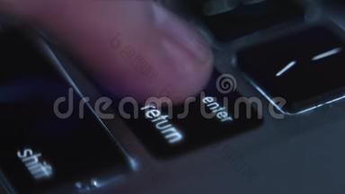 手指按下键进入计算机键盘。 带蓝光的英文键盘.. 键盘，黑客，霓虹灯