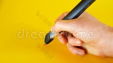 一个男人`用3d打印机笔在黄色背景下画画，这是创新、技术等主题的理想画面