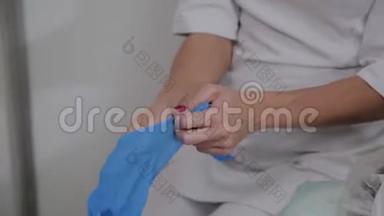 <strong>专业美容师</strong>戴蓝色橡胶手套进行手术。