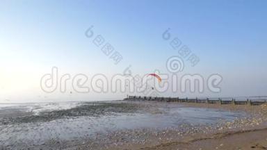 <strong>动力滑翔伞</strong>飞过海岸。 跟随射击