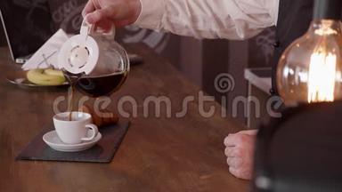 一个男人的手从酒吧柜台上的水罐里倒咖啡的酷<strong>电影片段</strong>