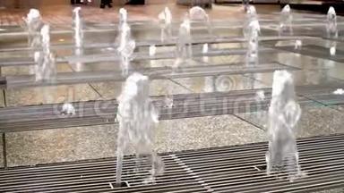 在法国Perpignan中心的一个广场的地<strong>板</strong>上从<strong>金属网格</strong>中涌出的水。