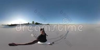 360虚拟现实。 快乐的黑人穿过沙漠，手持360相机
