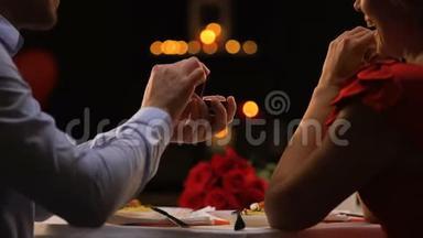 在圣华伦日餐厅的浪漫晚餐上求婚的男人