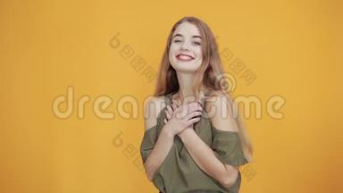 微笑的年轻女子穿着休闲衬衫，双手抱胸的肖像