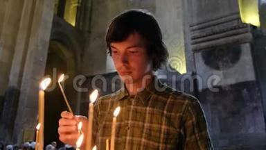 <strong>相信</strong>人会在东正教教堂的偶像面前点燃蜡烛祈祷