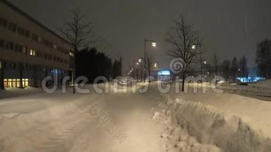 4一个城市里一条繁忙的街道上有路灯和室外景观的大雪镜头