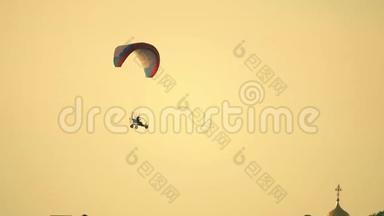 不知名的<strong>动力滑翔伞</strong>飞行在俄罗斯古寺