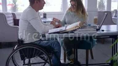 为残疾人提供个人教学，<strong>教育机构</strong>妇女戴眼镜，为坐轮椅的残疾人男子提供培训
