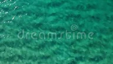 平静清澈的海水背景。 平静的海水背景。 一片晶莹剔透的蓝绿色水的空中镜头。 <strong>顶级</strong>
