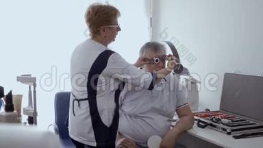 医生检查人`光学试验架的视力