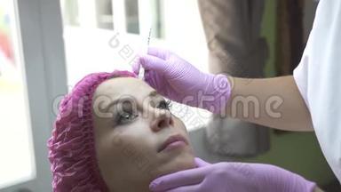 美容师在医疗诊所为化妆品注射标识脸。 美容诊所的女人。 面部护理和抗衰老