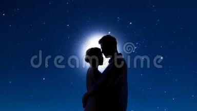 夜晚的情侣见面，轻轻拥抱星空和皎洁的月亮