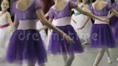 芭蕾。 在芭蕾训练中，一个穿白色芭蕾舞鞋的女孩`了她的腿。 <strong>古典</strong>舞的<strong>元素</strong>。 4K