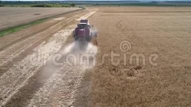 收割机在田间作业.. 联合收割机在田野上采集成熟的金色小麦。 从上面看。 小麦