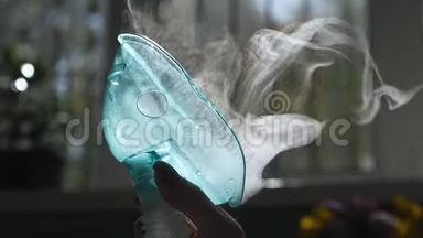 吸入面罩用蒸汽特写。 <strong>医疗产品</strong>。 冷处理