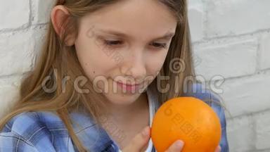 <strong>儿童早餐</strong>吃橘子水果，女孩闻健康食品厨房