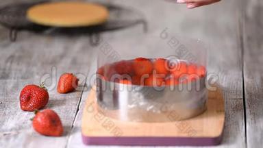 厨房里的糖果师在做草莓慕斯蛋糕。