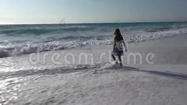 儿童在海滩玩耍，观<strong>看海</strong>浪，女孩在夏天的海岸线上奔跑