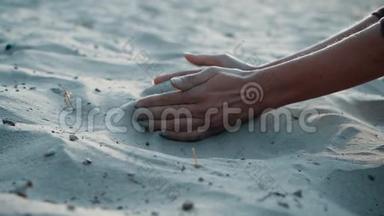 慢动作，特写：沙子穿<strong>过年</strong>轻女子的手指.. 沙子穿过了一个