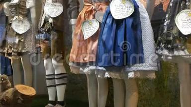 橱窗上摆着各种漂亮的巴伐利亚民族妇女服装