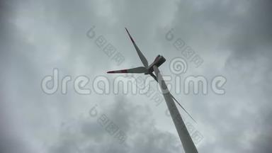 风电场风力涡轮机在多云的天空中