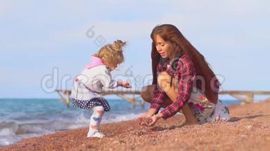 母亲和女儿在海边