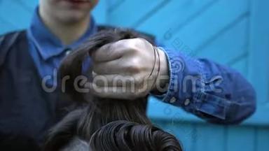 夏季节日户外理发店，年轻的微笑女理发师在理发店理发