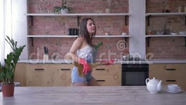 家务活，快乐的家庭主妇，在打扫房子的时候在扫帚上嬉戏跳舞