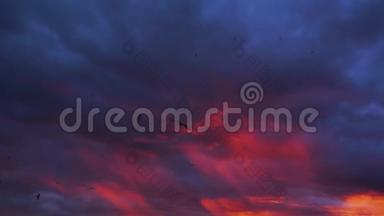 深蓝，紫色和红色的风暴天空背景在日落与惊人的活力云形成4k