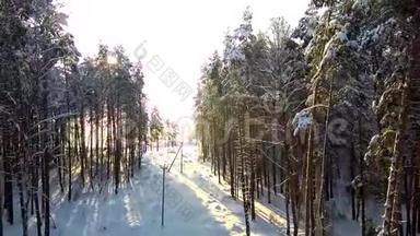 为了电力线路穿越森林。 降雪时日落的鸟瞰图。 公路穿过冬季森林和田野。 <strong>冷冻冷藏</strong>